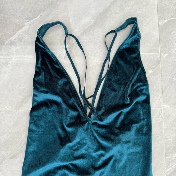 Women’s Gilligan & O’Malley Intimates Velvet Deep V-Neck Strappy Bodysuit Medium - Picture 3 of 16